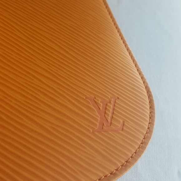 🌸SOLD🌸Louis Vuitton Epi Demi Lune Pochette - Picture 2 of 8